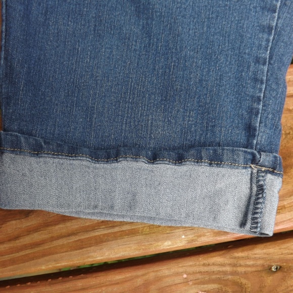 Cuffed Capri Jeans - Picture 2 of 6